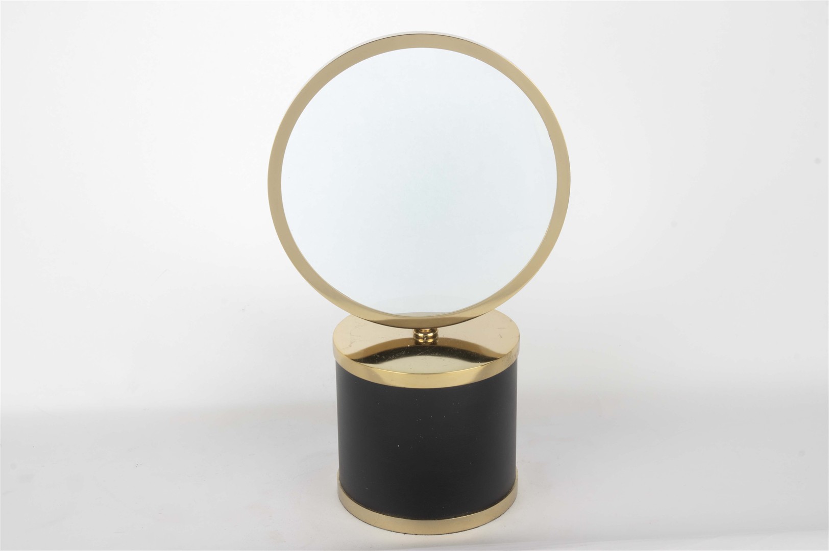 Black Magnifying Glass on Stand – Extra Large